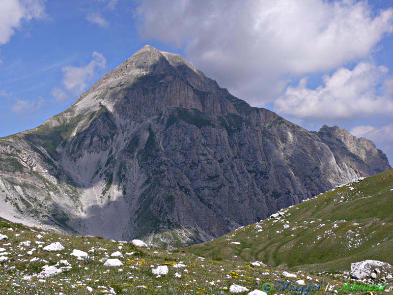 11-P1050005+.jpg - 11-P1050005+.jpg - Il "Pizzo di Intermesoli" (2.635 m.), una delle principali vette della catena del Gran Sasso d'Italia.